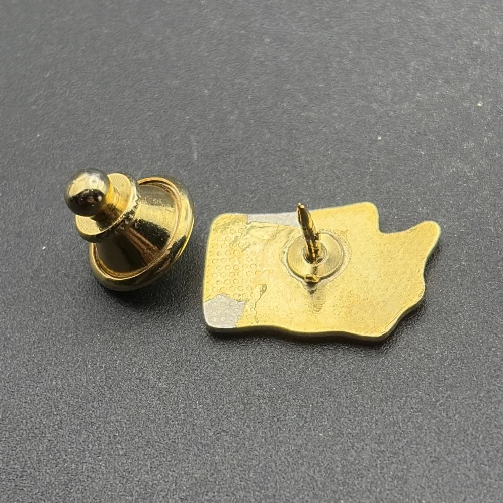 Yakima Washington 2001 Apple State Outline Lapel‎ Hat Pin